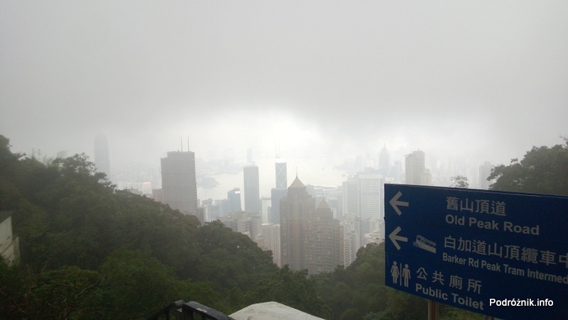 Chiny - Hongkong - Wzgórze Wiktorii (The Peak) - drogowskaz na szczycie wskazujący Old Peak Road - kwiecień 2013