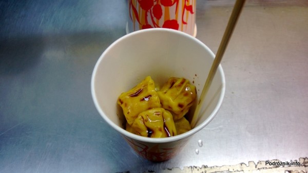 Chiny - Hongkong - porcja do jedzenia czegoś żółtego w kawałkach polana sosem na bazie soi - kwiecień 2013