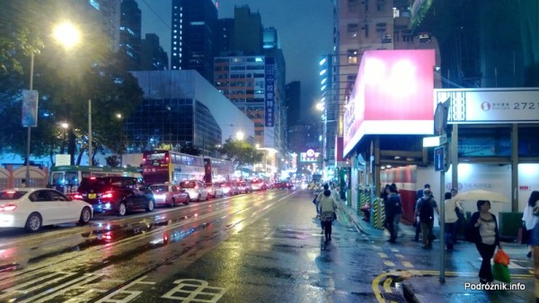 Chiny - Hongkong - zakorkowana ulica nocą - kwiecień 2013