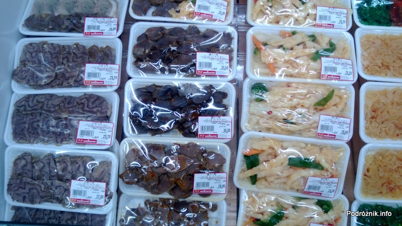 Chiny - Hongkong - porcje jedzenia w sklepowej lodówce - mózg w plasterkach i inne lokalne przysmaki - kwiecień 2013