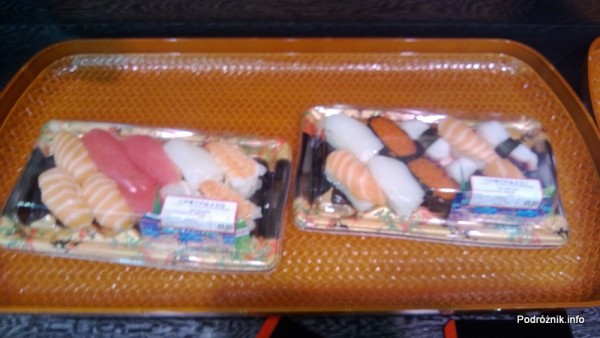 Chiny - Hongkong - porcje jedzenia w sklepowej lodówce - sushi - nigiri - kwiecień 2013