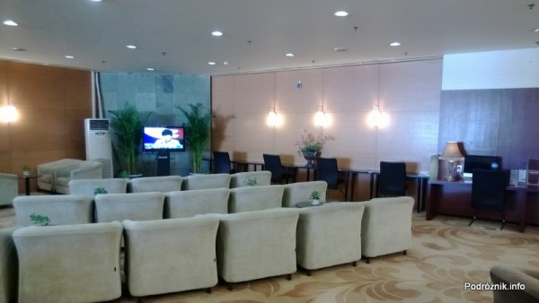 Chiny - Pekin - Lotnisko - BGS Premier Lounge Beijing Capital International Airport Terminal 2 - fotele przed telewizorem - kwiecień 2013