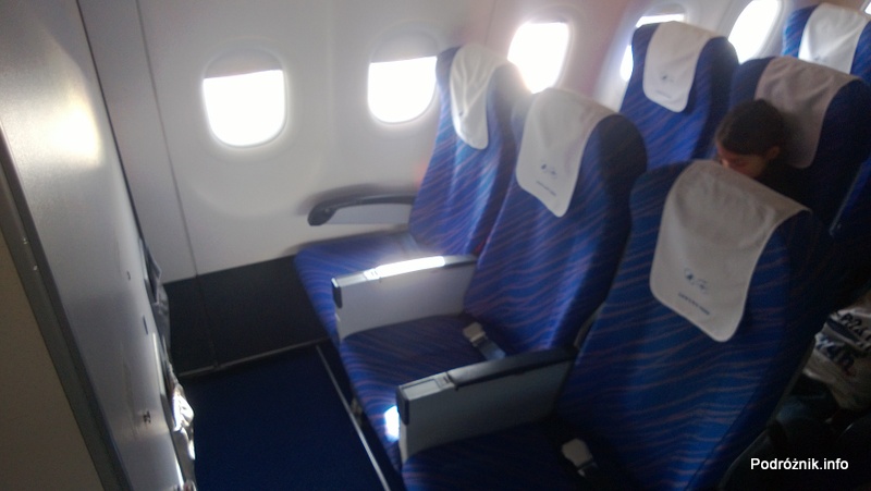 China Southern - Airbus 321 - CZ310 - B-6317 - Klasa ekonomiczna - Economy Class – fotele w pierwszych rzędach z tacami w podłokietnikach - kwiecień 2013