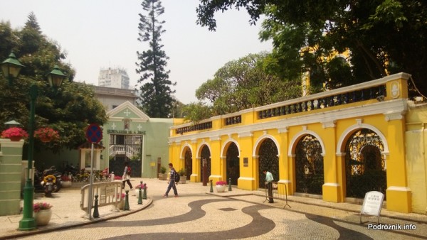 Chiny - Makao - w głębi brama Seminarium Świętego Józefa (Seminario de S. Jose) - kwiecień 2013