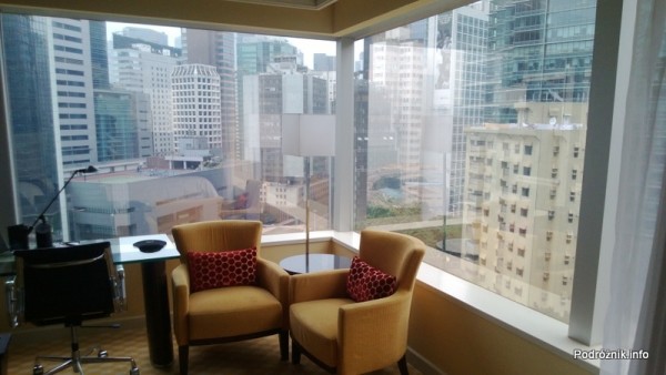 Chiny - Hongkong  - JW Marriott Hotel Hong Kong - fotele w pokoju typu 2 Double i widok z okna - kwiecień 2013