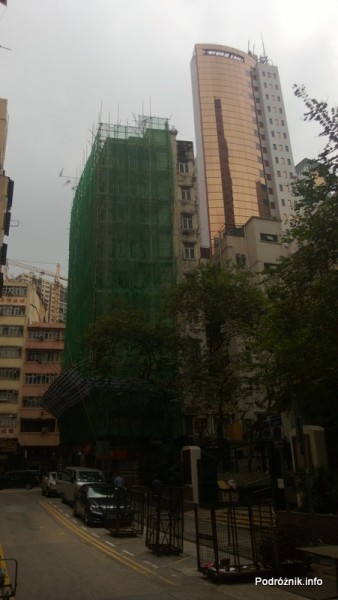 Chiny - Hongkong  - bambusowe rusztowanie wokół dziesięciopiętrowego budynku - kwiecień 2013
