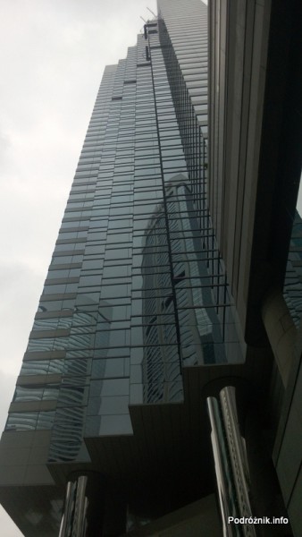 Chiny - Hongkong  - JW Marriott Hotel Hong Kong - budynek widziany z dołu - kwiecień 2013