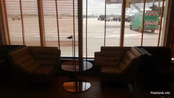 Polska - Warszawa - Lotnisko Chopina - Salonik Bolero Executive Lounge - miękkie fotele pod oknem i widok na płytę lotniska - czerwiec 2013