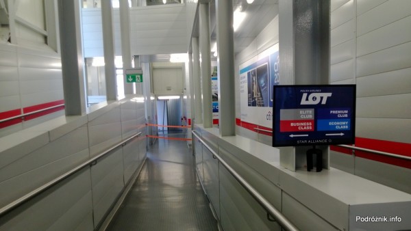 Polska - Warszawa - Lotnisko Chopina - monitor wyświetlający zalecenia dla pasażerów lotu LO16 do Chicago - czerwiec 2013