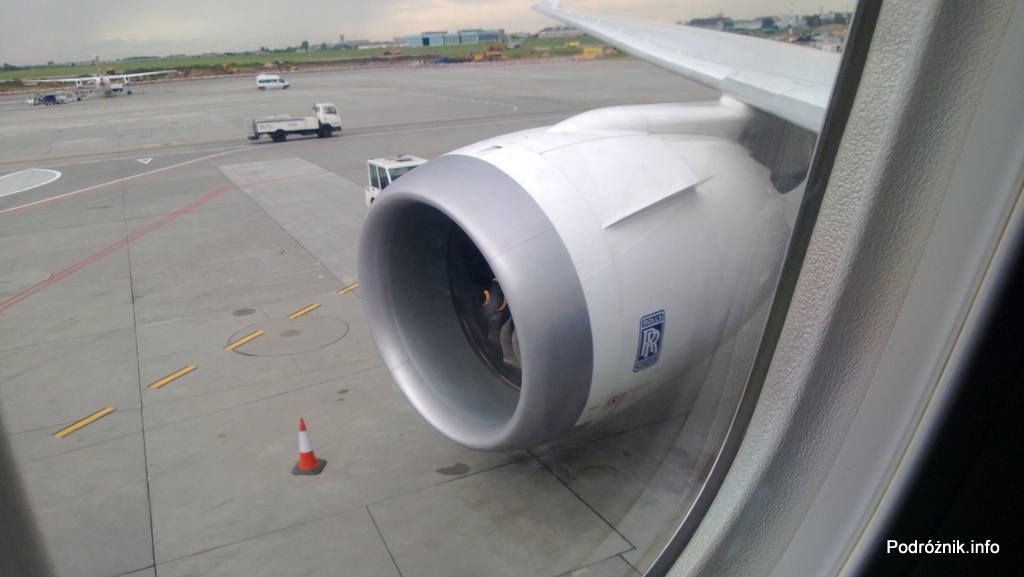 Polskie Linie Lotnicze LOT - Boeing 787 Dreamliner (SP-LRA) - silnik widziany z wnętrza samolotu - czerwiec 2013