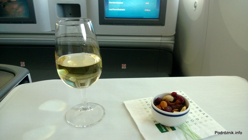 Polskie Linie Lotnicze LOT - Boeing 787 Dreamliner (SP-LRA) - Klasa Biznes (Elite Club) - szampan i przegryzka na białym obrusie - czerwiec 2013