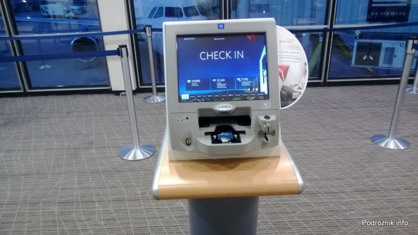 USA - Chicago O'Hare International Airport (ORD)- automat niedaleko bramek z których korzysta Delta Airlines do zmian rezerwacji i ponownego drukowania kart pokładowych - czerwiec 2013