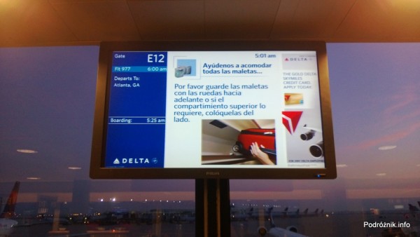 USA - Chicago O'Hare International Airport (ORD) - przy bramce Delta Airlines (DL) - informacja po hiszpańsku na temat umieszczania bagażu podręcznego  - czerwiec 2013