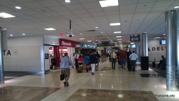 Hartsfield Jackson Atlanta International Airport (ATL) - korytarz w terminalu B - czerwiec 2013