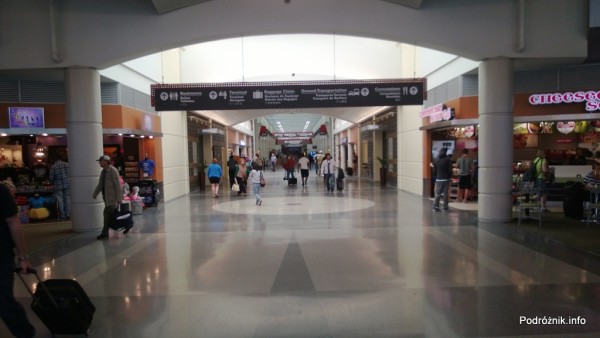 USA - Lotnisko w Nowym Orleanie  (Louis Armstrong New Orleans International Airport MSY) - korytarz terminal D - czerwiec 2013