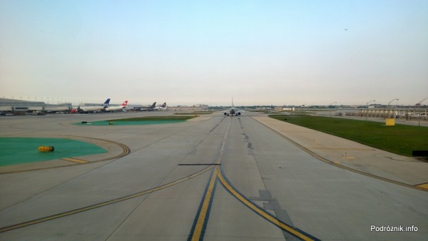 USA - Chicago O'Hare International Airport - kołujący samolot American Airlines od tyłu - czerwiec 2013