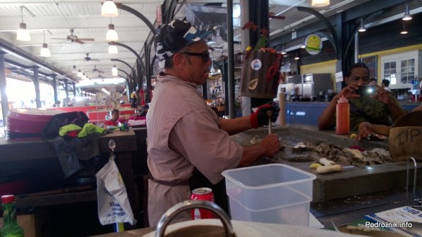 USA - Nowy Orlean - French Market przy French Quarter - Afroamerykanin otwierający świeże ostrygi - czerwiec 2013