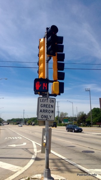 USA - przedmieścia Chicago - amerykańska sygnalizacja świetlana i pisany znak drogowy - czerwiec 2013