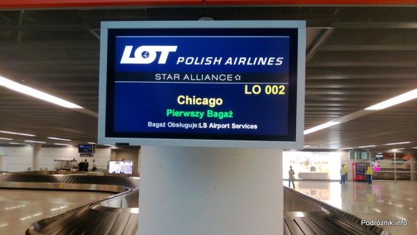 Polska - Warszawa - Lotnisko Chopina - ekran informacyjny nad karuzelą bagażową - czerwiec 2013