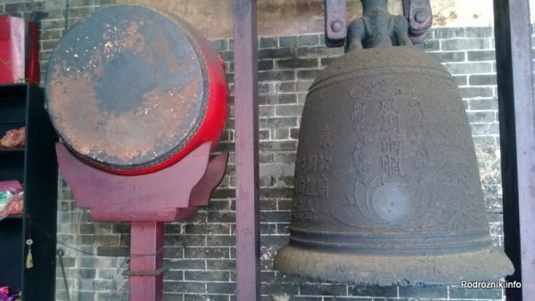 Chiny - Makao - dzwon w Hong Kung Miu Temple - kwiecień 2013