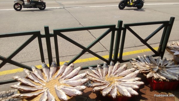 Chiny - Makao - ryby suszone na słońcu przy ruchliwej ulicy - kwiecień 2013