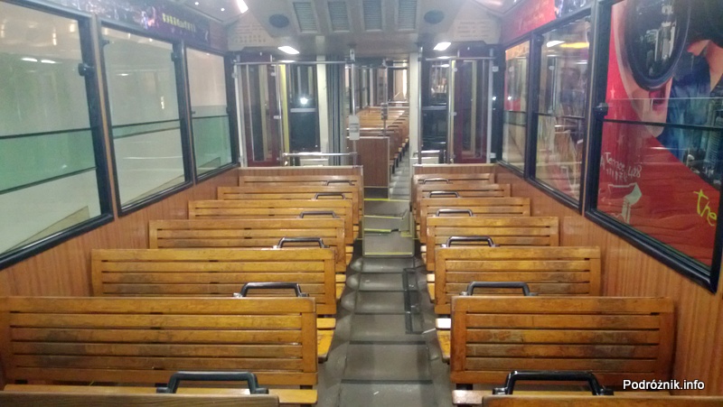 Chiny - Hongkong - zabytkowy drewniany tramwaj kursujący na Wzgórze Wiktorii (The Peak) - drewniane ławki w środku - kwiecień 2013