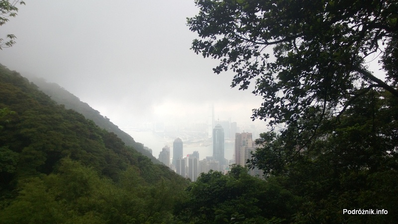 Chiny - Hongkong - Wzgórze Wiktorii - panorama miasta widziana podczas wchodzenia na The Peak - kwiecień 2013