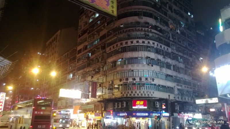 Chiny - Hongkong - budynek na rogu z chińskimi znakami - kwiecień 2013