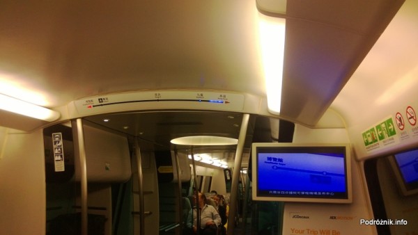 Chiny - Hongkong - wnętrze pociągu kursującego na lotnisko - ekran z informacjami - kwiecień 2013