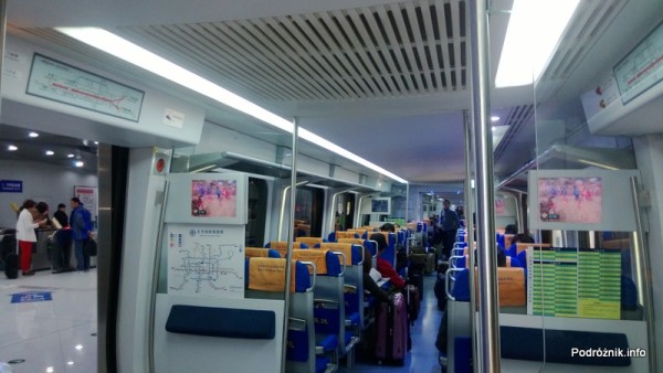 Chiny - Pekin - Airport Express - wnętrze pociągu wyjeżdżającego z lotniska - kwiecień 2013