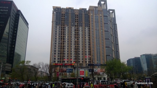 Chiny - Pekin - okolice dworca kolejowego Dongzhimen - blok mieszkalny - kwiecień 2013