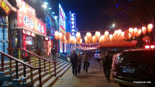 Chiny - Pekin - okolice dworca kolejowego Dongzhimen - lampiony nad przy restauracjach - kwiecień 2013