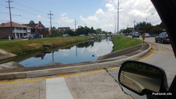 USA - Metairie przedmieścia Nowego Orleanu - kanał między jezdniami na W Esplanade Ave - czerwiec 2013
