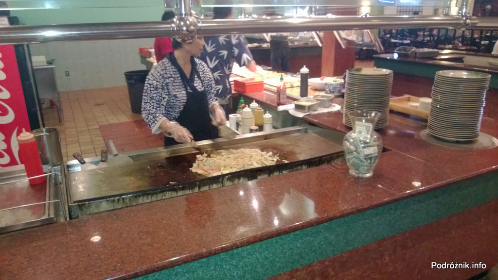USA - Metairie przedmieścia Nowego Orleanu - Oki Nago Japanese Seafood Buffet - kucharz przygotowujący hibachi - czerwiec 2013