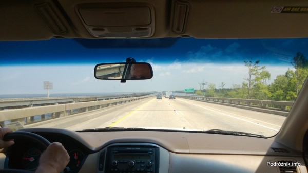 USA - autostrada I10 na palach miedzy Baton Rouge a Nowym Orleanem - jezioro po lewej a bagna po prawej - czerwiec 2013