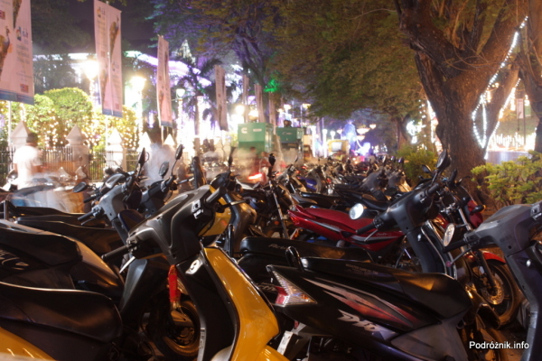 Goa  - Panaji nocą - motorki przed terenem 45 Indyjskiego Międzynarodowego Festiwalu Filmowego - listopad 2014