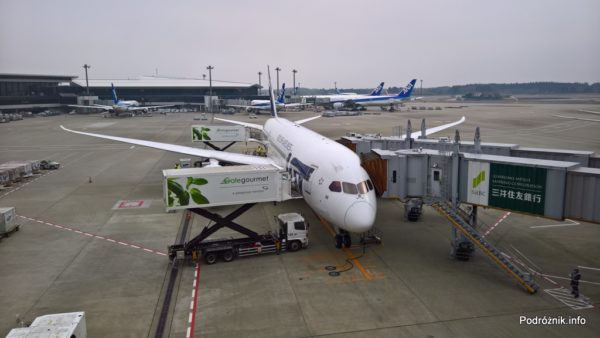 Japonia – Tokio Narita – Boeing 787 Dreamliner LOT (SP-LRB) z podłączonymi dwoma rękawami – marzec 2017