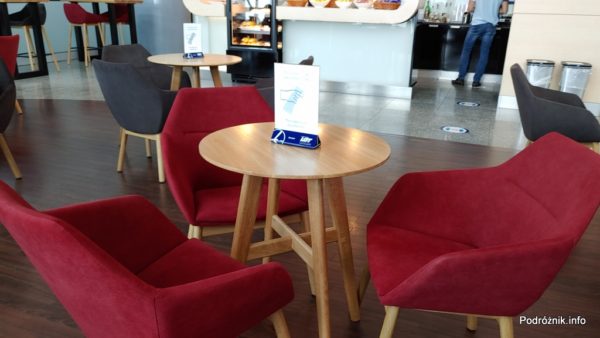 Polska - Warszawa - Lotnisko Chopina - LOT Business Lounge Polonez - stolik z informacją o dezynfekcji - czerwiec 2020