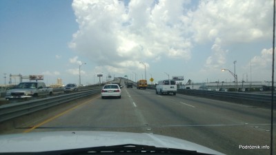 USA - okolice Nowego Orleanu - podjazd przy jednym z większych kanałów - czerwiec 2013