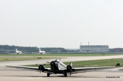 Junkers Ju52/3m - D-AQUI - D-CDLH - na płycie lotniska Berlin Schoenefeld - widoczny z pierwszego piętra terminala