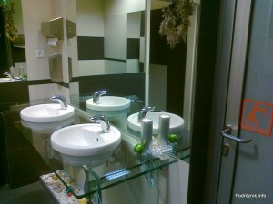 Polska – Kraków – Lotnisko im. Jana Pawła II – Business Lounge - łazienka - grudzień 2011 Polska – Kraków – Lotnisko im. Jana Pawła II – Business Lounge - łazienka - grudzień 2011