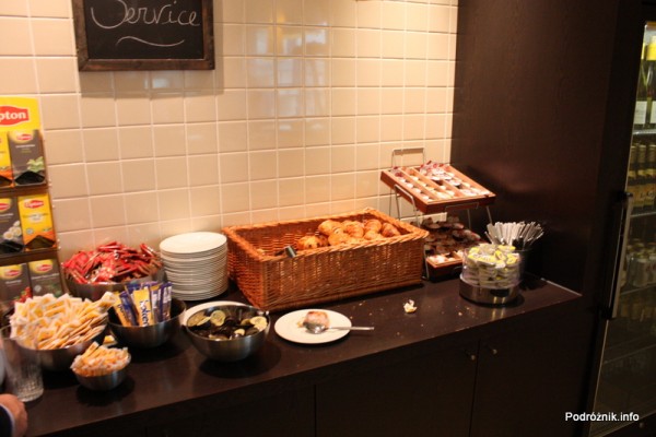 Belgia - Bruksela - Lotnisko Zaventem - brussels airlines lounge - marzec 2012 - część śniadaniowa
