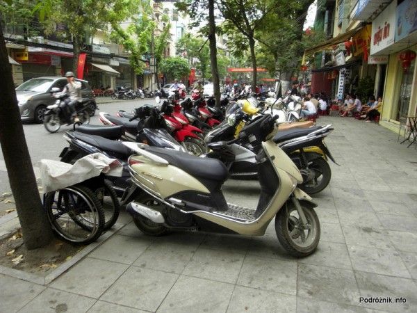 Wietnam - Hanoi - kwiecień 2012 - typowy wietnamski środek transportu w mieście