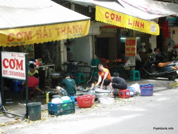 Wietnam - Hanoi - kwiecień 2012 - mycie naczyń na chodniku