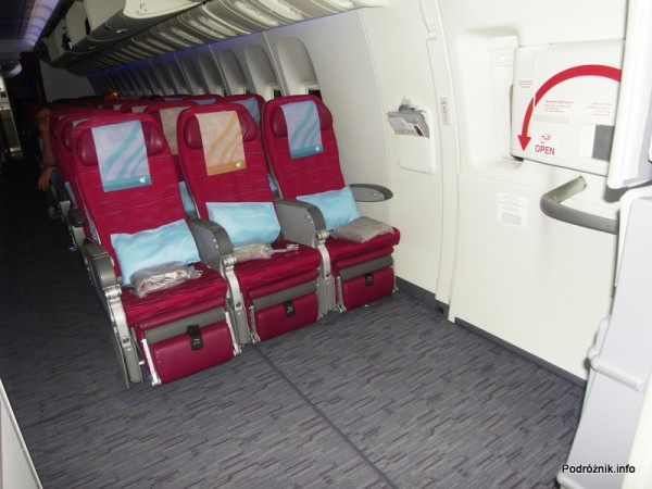 Qatar Airways - Boeing 777 - A7-BAA - fotele klasy ekonomicznej przy wyjściu ewakuacyjnym