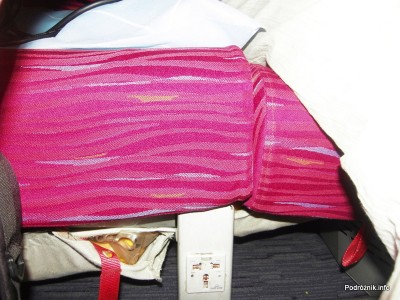 Qatar Airways - Boeing 777 - A7-BAA - gniazdko zasilające pod fotelem