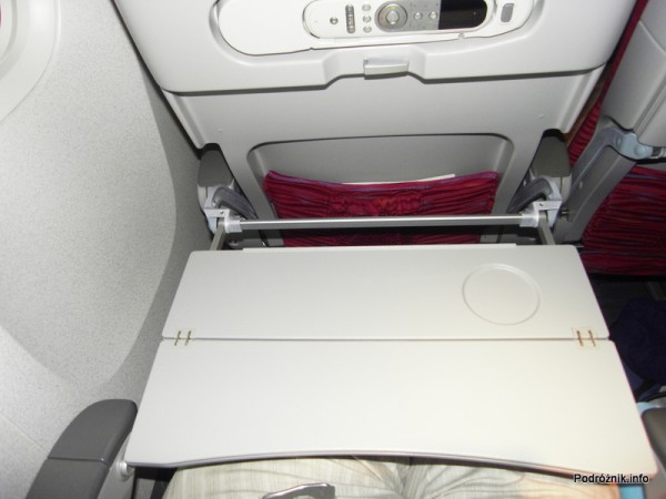 Qatar Airways - Boeing 777 - A7-BAA - stolik w pełni rozłożony