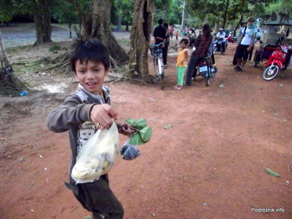 Kambodża - Siem Reap - maj 2012 - dzieci z karmą dla małp
