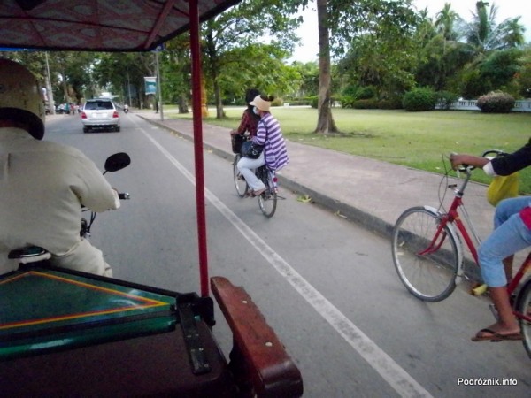 Kambodża - Siem Reap - maj 2012 - lady na rowerze