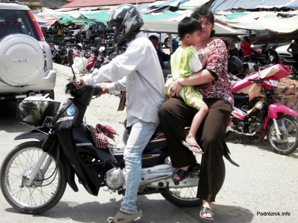 Kambodża - Siem Reap - maj 2012 - trzy osoby na motorze